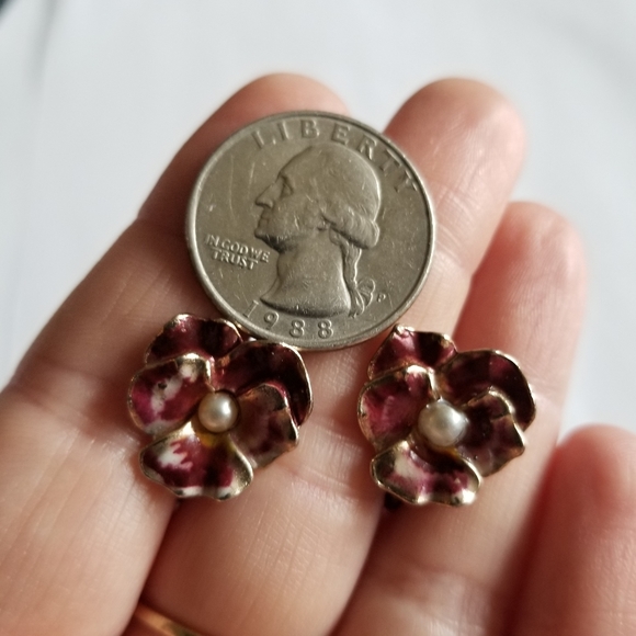 Relisted -Vintage pansy earrings enamel flower floral gold tone red maroon - Picture 11 of 11